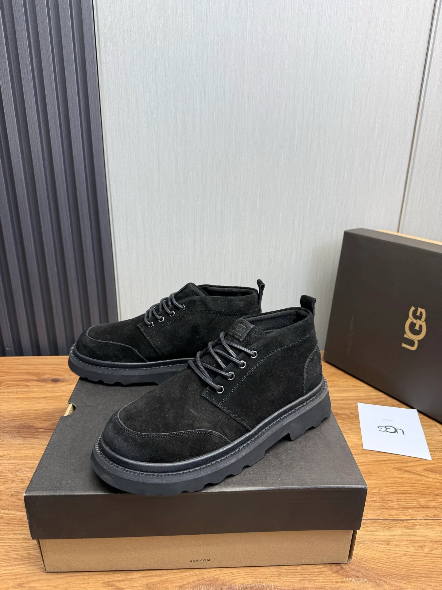 Men's shoes 💰620💰 New UGG fur integrated men's simple and fashionable snow boots. The most worth buying at the end of this year are warm casual shoes. Whether you are out and about at home, their comfortable and warm performance will be your most suitable fashion companion! The material is cowhide upper and imported wool is used inside. Warm and comfortable! The eva+ rubber patch outsole is cushioned, non-slip and wear-resistant, and has good elasticity. It is light and wear-resistant, comfortable and soft, and the new simple cut is more fashionable. It has both practicality and fashion sense, so you no longer have to worry about how to match it in winter, while still maintaining your fashionable taste. High-quality genuine wool. Look at the details for the material! Size: 39-40-41-42-43-44-44 sneaker size